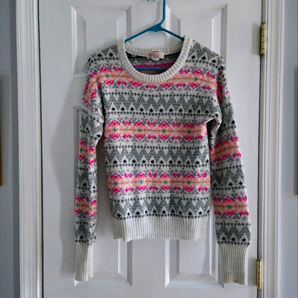 SO Medium Patterned Gray, White, and Pink Sweater